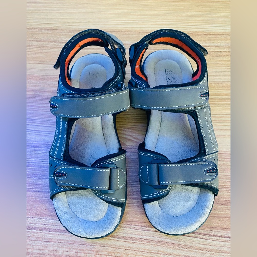 Boys Sandals 🩴 size 2